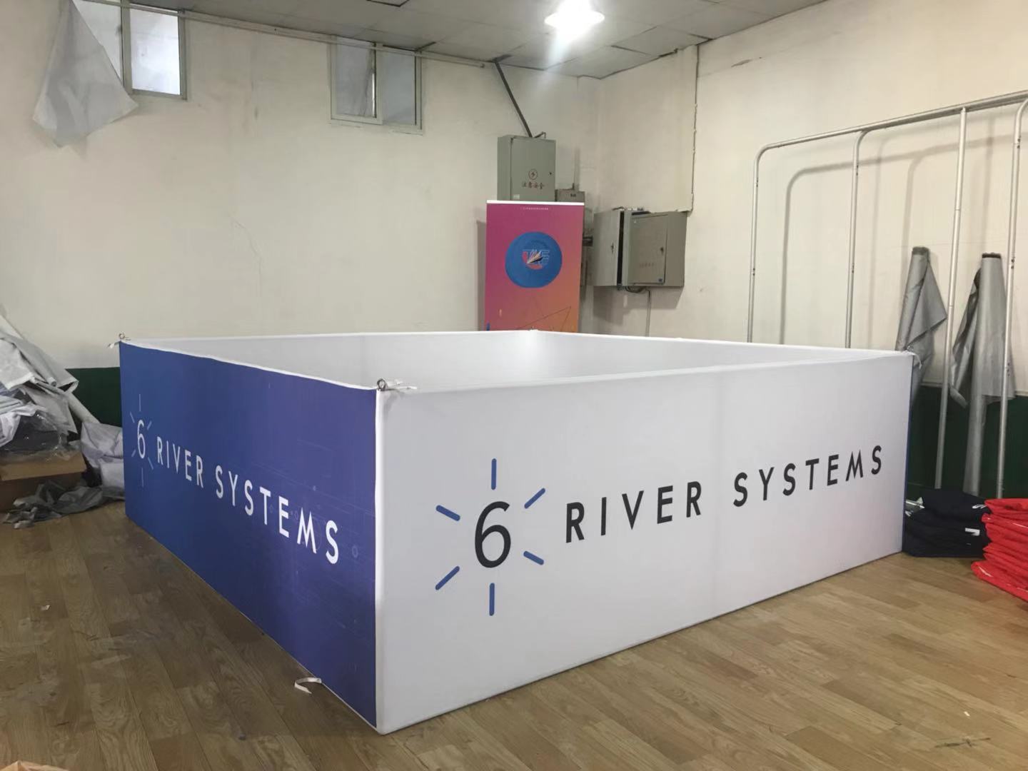 exhibition hang banner sign